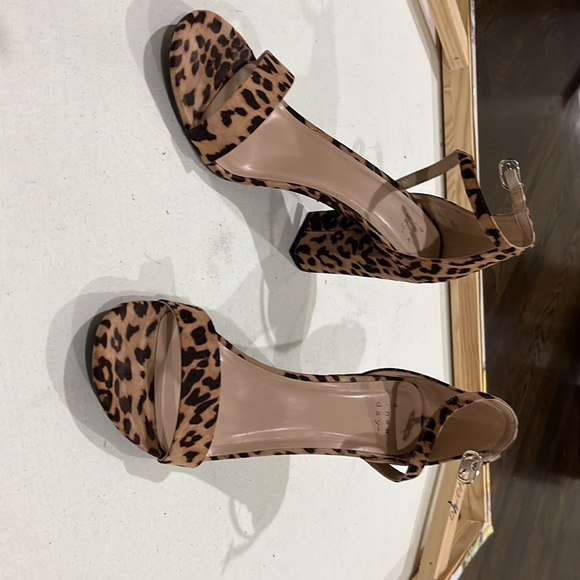 Womens cheetah print ankle strap open toe sandals. - Picture 2 of 4